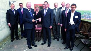 Stabübergabe beim VDMA Robotik + Automation: Hans-Dieter Baumtrog (re.) übernimmt den Vorsitz von Dr. Michael Wenzel. (Bild: VDMA)