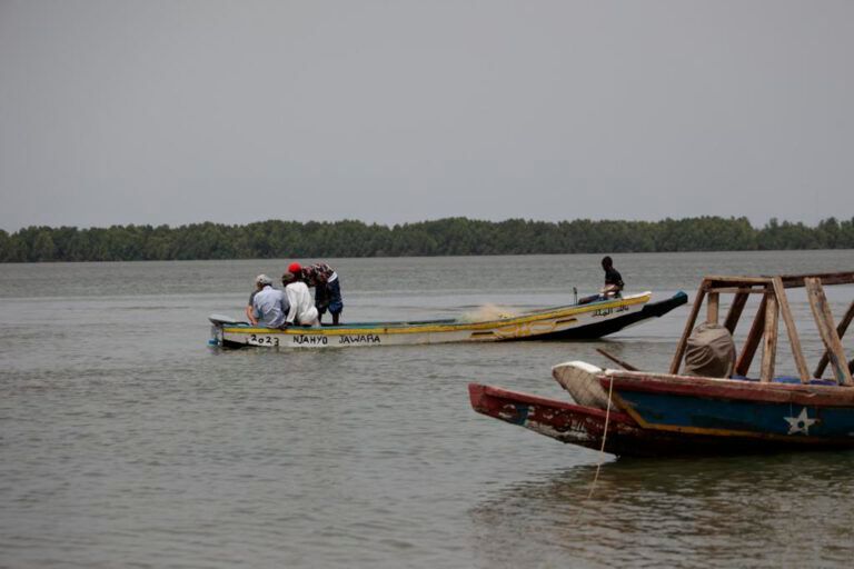 In Gambia, dem kleinsten afrikanischen Land, ist Fischerei die Haupteinnahmequelle für viele Familien, die entlang des Flusses Gambia und an der Küste leben. Aufgrund nicht vorhandener Stromversorgung in abgelegenen ländlichen Regionen kann ihr Fang weder gekühlt noch eingefroren werden, wodurch viele Fische verderben. (Bild: Volta View Africa)