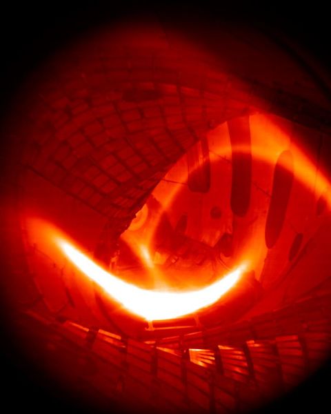 Das erste Wasserstoff-Plasma in Wendelstein 7-X (3. Februar 2016). Es dauerte eine Viertel Sekunde und erreichte – bei moderater Plasmadichte – eine Temperatur von rund 80 Millionen Grad Celsius.  (IPP)
