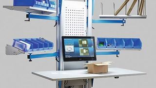 Der Arbeitsplatz 4.0, die Kombination eines ergonomischen Pack- und eines Montageplatzes, unterstützt den Logistikmitarbeiter über ein Bild auf der Arbeitsfläche und leitet ihn so zuverlässig an. (Bild: Bedrunka & Hirth)