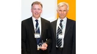Zulieferpreis: Max Sterk, RAFI-Geschäftsbereichsleiter Systeme (re) und Peter Kiechle, Key Account Manager von RAFI, nahmen den „Star of Motion Control“ von Siemens entgegen (Bild: RAFI)
