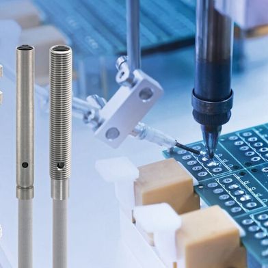 The photoelectric mini sensors from Contrinex are, according to the manufacturer, the smallest optical sensors with integrated electronics on the market. They are available as diffuse sensors or through-beam sensors. (Image:Contrinex, Shutterstock/asharkyu)