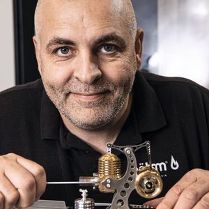 Mit viel Begeisterung und der Leidenschaft für filigrane Feinmechanik baut Hermann Böhm seine Stirling-Modelle.(Bild:  Horn/Sauermann)