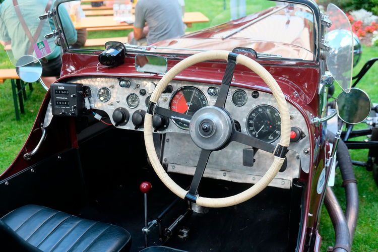 Vorbildhaft: Das Cockpit des Lgonda LC Tourer (Baujahr 1934) ist noch recht überschaubar. (Zietz/»kfz-betrieb«)