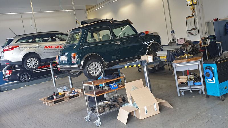 Die Fahrzeuge sind aber nicht nur zum Bestaunen da, sondern wollen auch – wie dieser Mini Cooper – in der Werkstatt gewartet werden. (Bild: Schreiner/»kfz-betrieb«)