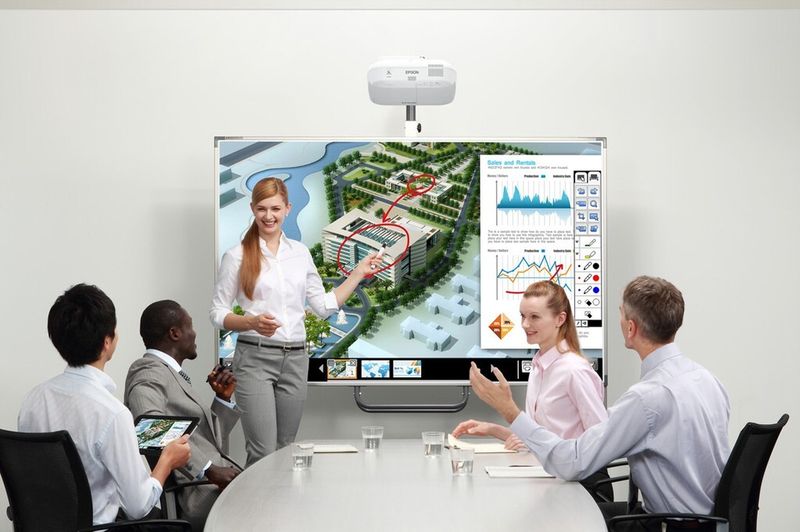 Werden bis zu vier separate Projektionssysteme via Netzwerk verbunden, nutzen Anwender Bilder und Präsentationen gemeinsam und fügen in dasselbe Bild ihre individuellen Anmerkungen ein. (Bild: Epson)