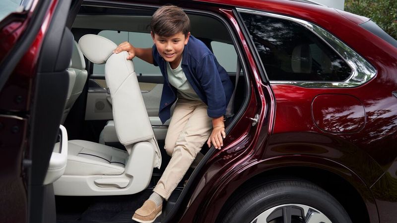 Mazda hat nach eigenen Angaben Wert auf einen leichten Zugang zur dritten Sitzreihe gelegt. Dennoch dürfte diese vor allem für Kinder geeignet sein. (Bild: Mazda)
