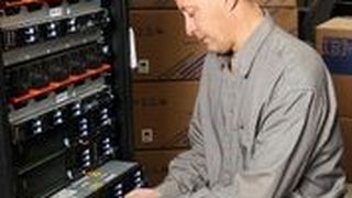 25 Jahre alt und immer noch auf der Höhe der Zeit: Ein Techniker bei der Installation eines IBM Power 740 Systems – direkter Nachfahr der AS/400, die vor einem Vierteljahrhundert auf den Markt kam (IBM)