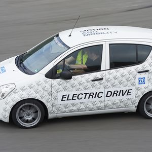 Emissionsfreie, effiziente Fahrdynamik dank hoher Leistungsdichte und geringem Gewicht: Das elektrische Antriebssystem in der Praxiserprobung im ZF Innovation Car.