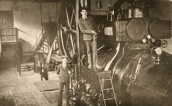 1888: Auch jenseits der deutschen Grenzen findet die Idee der technischen Überwachungsvereine immer mehr Anhänger. Einige ausländische Vereine sind inzwischen sogar dem in Hannover beheimateten Verband von Dampfkessel- Überwachungsvereinen  beigetreten. Deshalb benennt sich die deutsche Dachorganisation 1888 in Internationaler Verband von Dampfkessel-Überwachungsvereinen um. Während die Politik noch fast ausschließlich in nationalen Kategorien denkt, steht für die Pioniere der technischen Überwachung außer Frage, dass Sicherheit nicht vor Ländergrenzen  haltmachen darf. (TÜV Süd)