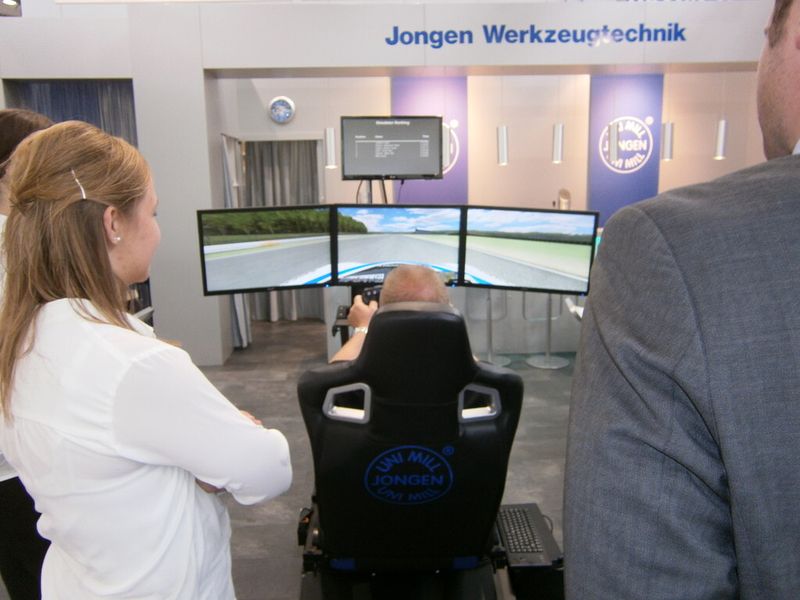 Und ab hier erleben Sie immer wieder, was es sonst noch so auf der Premiere der Moulding Expo zu erleben gab. Mit dabei sind ein Trabi, ein BMW i8, diverser Boliden der Formula Student, ein Rennsimulator, Bauteile, Werkzeugmaschinen und vieles Mehr...die Moulding Expo hat gemäß den Aussagen der Initiatoren ihr Versprechen erfüllt, der Branche eine neue, optimierte Präsentationsplattform zu bieten. (Bild: Königsreuther)