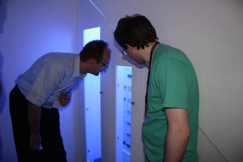 Die Teilnehmer begutachten die Zentrale des Concept-Homes mit dem David-Server. (Archiv: Vogel Business Media)