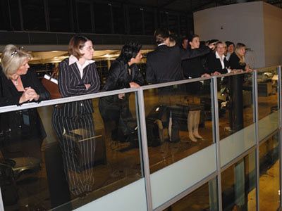 Beim Rundgang durch die Produktionshalle erklärten Premium-Guides die hochwertige Phaeton-Produktion. (Archiv: Vogel Business Media)