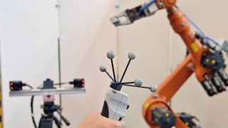 Bild 1: Der Bediener kann sowohl das geometrische Modell der Arbeitsumgebung als auch die relevanten Werkstückpositionen an der realen Zelle einlernen. Basierend auf diesen Daten wird dann automatisch ein Roboterprogramm erstellt. (WZL)