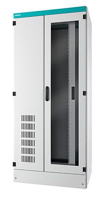 Mit dem modularen Baukastensystem Sivacon sicube 8MF erneuert Siemens sein Portfolio für Systemschrankleergehäuse. Die Basis bildet ein geschraubtes Gerüst, das in 60 Baugrößen verfügbar ist. Dieses kann mit frei wählbaren Umhüllungen, Ausbauelementen und Zubehörteilen erweitert werden. Die neue Reihe Sivacon sicube 8MF für Systemschrankleergehäuse umfasst mehr als 1000 kombinierbare Elemente. (Bild: Industriefoto Geisselbrecht, Siemens)