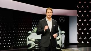 Daimler-Chef Ola Källenius sieht nach der Abspaltung des Lkw-Geschäfts gute Perspektiven für das verbliebene Geschäft mit Autos und Vans. (Daimler)