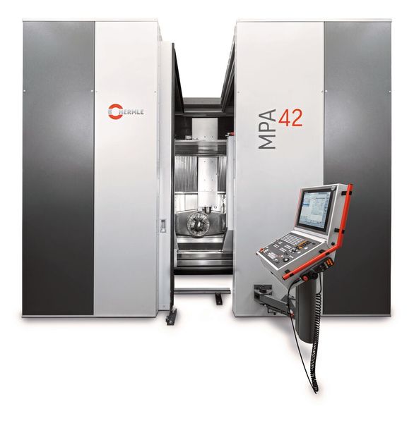 Kompakte Anlage: Die von Hermle entwickelte Maschine MPA 42, die auftragende und spanende 5-Achs- Bearbeitung kombiniert.  (Bild: maikgoering photography)