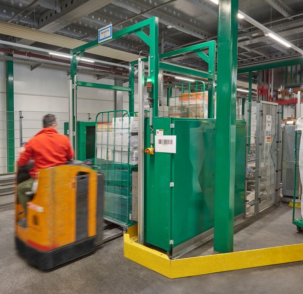 Just in time: Die Rollcontainer werden fördertechnisch zeit- und bedarfsgerecht unmittelbar vor der Auslieferung in den Versandbereich zur Verladung bereitgestellt. (Witron)
