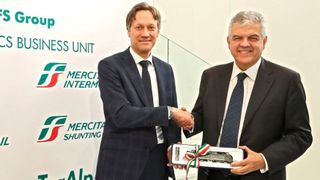 Michael Peter, CEO Siemens Mobility (li.) und Luigi Ferraris, CEO Gruppo Ferrovie dello Stato Italiane freuen sich auf die gemeinsame Zusammenarbeit. (Bild: Siemens)