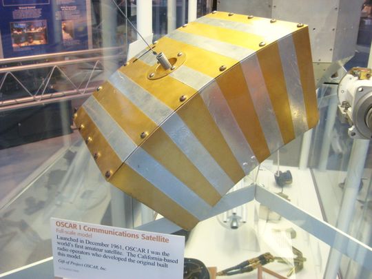 Am Weltamateurfunktag 2012 erinnern die Funkamateure an den Start ihres ersten Satelliten OSCAR 1 im Dezember 1961 Am Weltamateurfunktag 2012 erinnern die Funkamateure an den Start ihres ersten Satelliten OSCAR 1 im Dezember 1961
