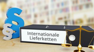 internationale-lieferketten-ordner-mit-beschriftung-paragraf-und-waage-recht-gesetz-anwalt-stockpack-adobe-stock-scaled (Quelle: MQ-Illustrations - Adobe Stock)