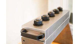 Kopfarbeit: Damit die Schraubverbindung auch hält, was gefordert ist, sollte man sich nicht immer auf vermeintlich gesichertes Allgemeinwissen verlassen, denn hinter der Schraubtechnik steckt oft mehr Know-how als erwartet. (AdSV)