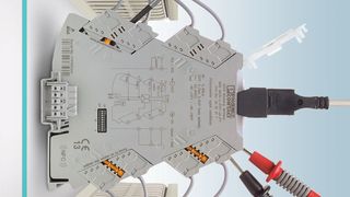 Die geringe Bauhöhe der Trennverstärker spart Platz zwischen den Kabelkanälen. (Bild: Phoenix Contact)