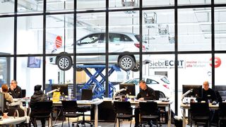 Wegen seines starken Gewerbekunden- und Fuhrparkgeschäfts verfügt das Uslarer 
Autohaus Siebrecht schon seit jeher über eine leistungsfähige Werkstatt. Für ein neues Mehrmarkenkonzept hat Maik Siebrecht den Servicebereich nun noch einmal deutlich erweitert. (Bild: Siebrecht)