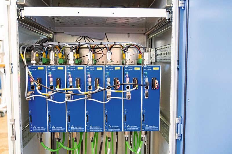 Die Metronix-Servoregler arbeiten in den Mammut-Nähanlagen im Mehrachsverbund. Welcher Regler welche Aufgabe hat, ist auf einer SD-Karte klar festgelegt. (Bild: sienk.de)