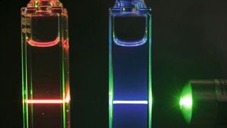 Emission von Rylene-Farbstoffen, die im Rahmen von CataLight als Lichtsammeleinheiten eingesetzt werden, um eine effiziente Photokatalyse zur Wasserspaltung zu aktivieren. (Martin Schulz/FSU)