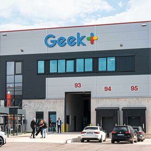 KI trifft Lagerrobotik: Im Düsseldorfer Innovation Lab demonstriert Geekplus unter anderem humanoide Roboter, mobile Transportsysteme und das KI-Framework Gravity.(Bild:  Geekplus)