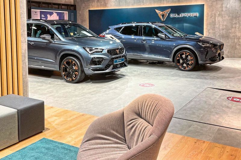 Vorne Lounge, hinten Autos: Die Besucher sollen sich in der Pop-up-Garage wohlfühlen. (Bild: Seat)