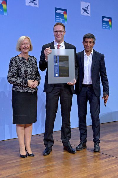 Der Sonderpreis „Klimaschutz mit Stahl“ ging an das Fraunhofer-Institut für Werkzeugmaschinen und Umformtechnik in Chemnitz für die Entwicklung einer Fertigungskette für Strömungsprofile aus höherfestem Stahlblech für Windkraftanlagen. Zur Preisverleihung reiste Marco Pröhl (mitte) an. (Foto: Wirtschaftsvereinigung Stahl)