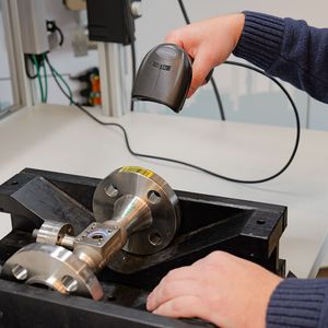 Im ersten Arbeitsschritt scannt der Produktionsmitarbeiter das Werkstück, um alle relevanten Informationen angezeigt zu erhalten.(Bild:  Endress+Hauser)