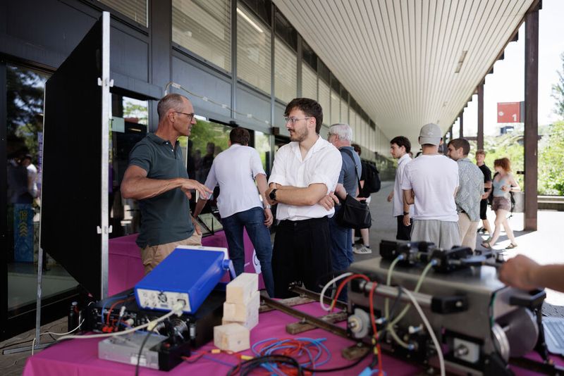 An mehreren Ständen auf dem Campus Rapperswil-Jona präsentierten Studierende der OST ihre Entwicklungen. (Bild: Cyrill Maag)