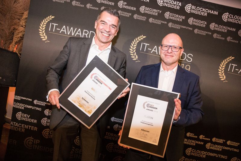 Ralf Damschek posiert für Symantec (li.) und Joachim Fuchs für Atlassian.  (artful rooms / Vogel IT-Medien GmbH)