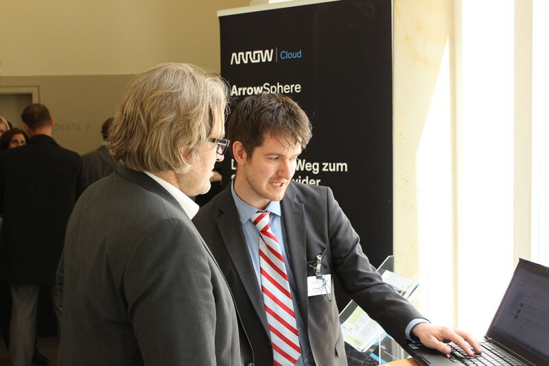 Christoph Kung am Stand von Arrow ECS im Gespräch mit einem Gast (Bild: IT-BUSINESS)