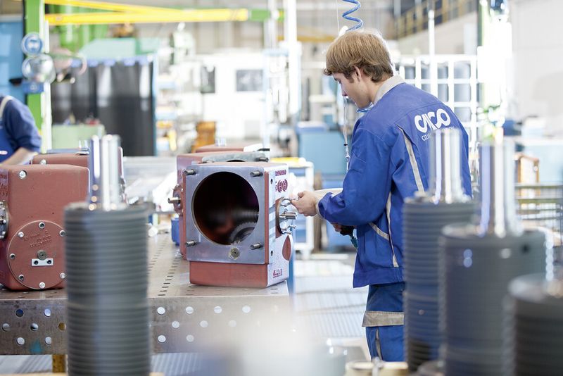 Bei CMCO in Kissing werden auch kundenspezifische Seilwinden der Marke Pfaff-silberblau hergestellt, u.a. der Typen BETA und SIGMA. Im Bild: Montage von SIGMA-Seilwinden. (Bild: Columbus McKinnon)