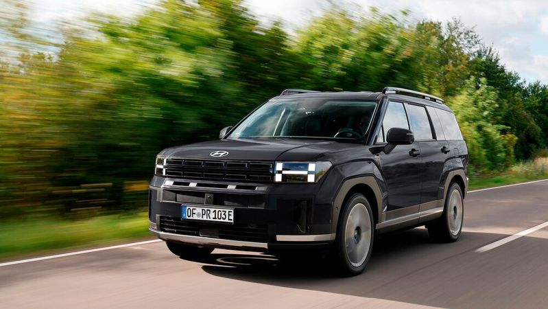 Leicht erstarkt: Der Hyundai Santa Fe Plug-in-Hybrid hat jetzt eine Systemleistung von 212 kW/288 PS.(Bild:  Hyundai)