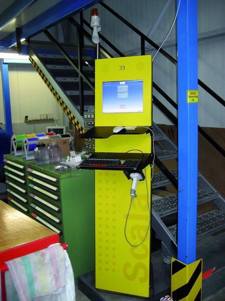 Bild 2: Unter einer Multifunktionsablage für Fertigungspapiere wurden am BDE-Terminal jeweils ein Barcode-Scanner für die BDE-Belegebuchungen sowie ein Transponderlesegerät (RFID) für die berührungslose Personal-Authentifizierung montiert. Bilder: Verfasser (Archiv: Vogel Business Media)