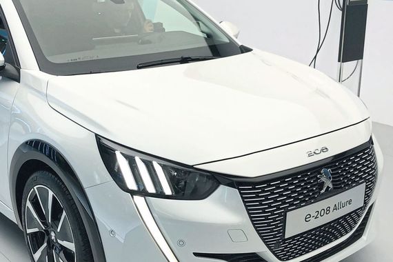 Peugeot präsentierte auf dem Genfer Salon 2019 den Peugeot 208 und seinen Zwillingsbruder E-208, hier im Bild.