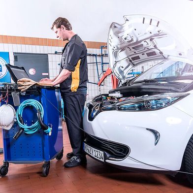 Auch markenungebundene Werkstätten dürfen nicht von standardisierten Infos zu Diagnose und Software durch herstellerspezifische Hürden ausgeschlossen werden – die EU hat eine Anpassung der Verordnung unter anderem zu den Regelungen zum OBD-Zugang beschlossen. (Bild: ProMotor)