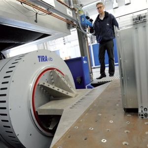Vibrationstest: Kernstück des Battery Testhouse bei SGS ist ein „Shaker“, der Schocks mit mehr als 50-facher Erdbeschleunigung erzeugen kann.