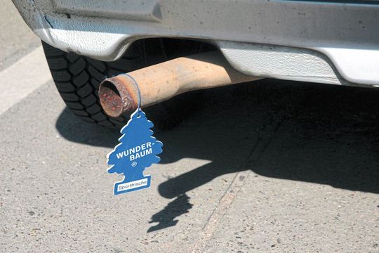 Seit vielen Jahren hinkt der Diesel dem technisch Machbaren bzw. Notwendigen im Rahmen der AU hinterher. 2021 soll die Partikelmessung kommen. Derweil fordert ein Abmahnverein auch die Messung von Stickoxiden bei der Abgasuntersuchung.(Bild:  dpa)