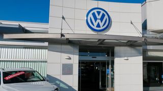 Das Autohaus Weeber in Herrenberg modernisiert sich von innen nach außen. (Lulei)