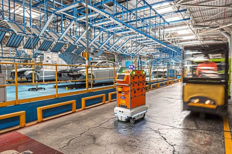 Die Automobil-Industrie ist beim Automatisieren bekanntlich voraus. Bei Ford in Valencia zählen inzwischen FTS zu den Taktgebern der Produktion. (Mobile Industrial Robots)