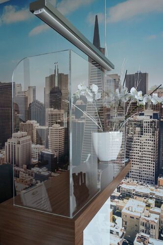 Die Schutzwand aus Plexiglas ist 100 cm lang, 76 cm hoch und 28 cm tief. Die einzelnen Module können kombiniert werden, um eine andere Länge zu realisieren. Ein Modul kostet 195 Euro. Ohne Seitenwände liegt der Preis bei 129 Euro.  (Bild: Signal Design)