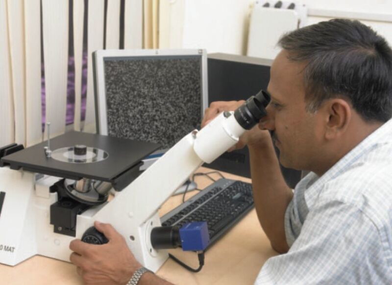 Microscopic examination for stringent quality control (Source: KSB Pumps Ltd. India) (Archiv: Vogel Business Media)
