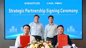 BMS und Integrated-PowerBox-Lösungen im Fokus: Dr. Xiangbin Chen, President E-Mobility Schaeffler Greater China, Oscar Luo, Executive President und Head of Global Business Development bei CATL (vorne, vlnr.), Thomas Stierle, Vorstand E-Mobility Schaeffler und Dr. Bruce Li, Executive President Quality Systems bei CATL (hinten, vlnr.). (Bild: CATL)