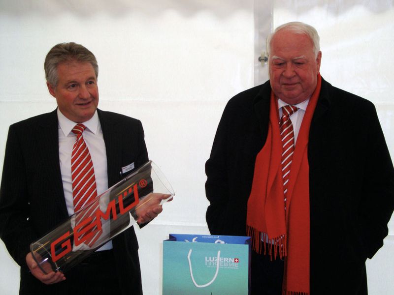 Vorbereitung der Grundsteinlegung: Firmengründer Fritz Müller, rechts, und André Schüpfer.  (Bild: Rolf Dorner)